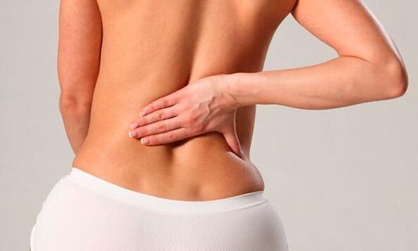 Dolor de espalda en la región lumbar de una mujer.