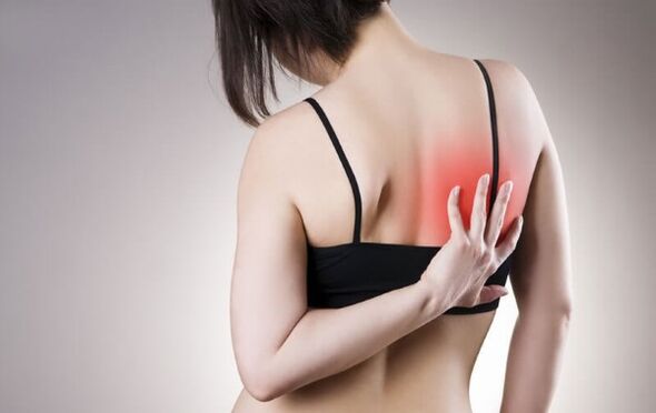 Dorsago, que acompaña a la osteocondrosis torácica, se manifiesta como un dolor agudo al moverse.