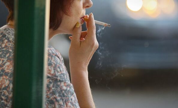 La adicción al tabaco aumenta la probabilidad de desarrollar osteocondrosis de la columna torácica