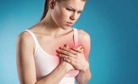 Una sensación de dolor en el área del corazón es uno de los signos de osteocondrosis torácica.