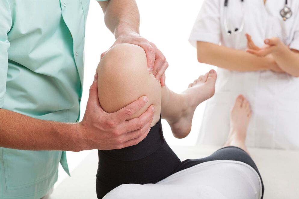 médico examinando la rodilla para detectar dolor en las articulaciones