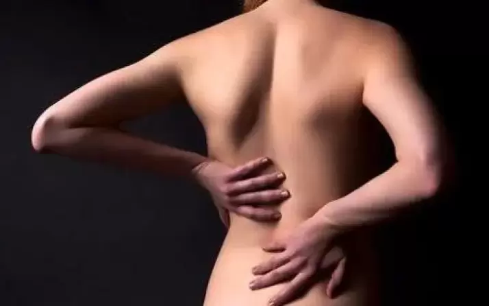 Para la osteocondrosis, puede frotarse la espalda con un masaje tibio tradicional.