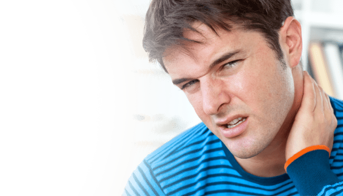 al hombre le duele el cuello
